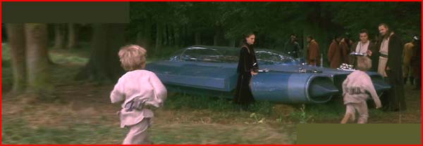 Queen and Jedi with gian speeder